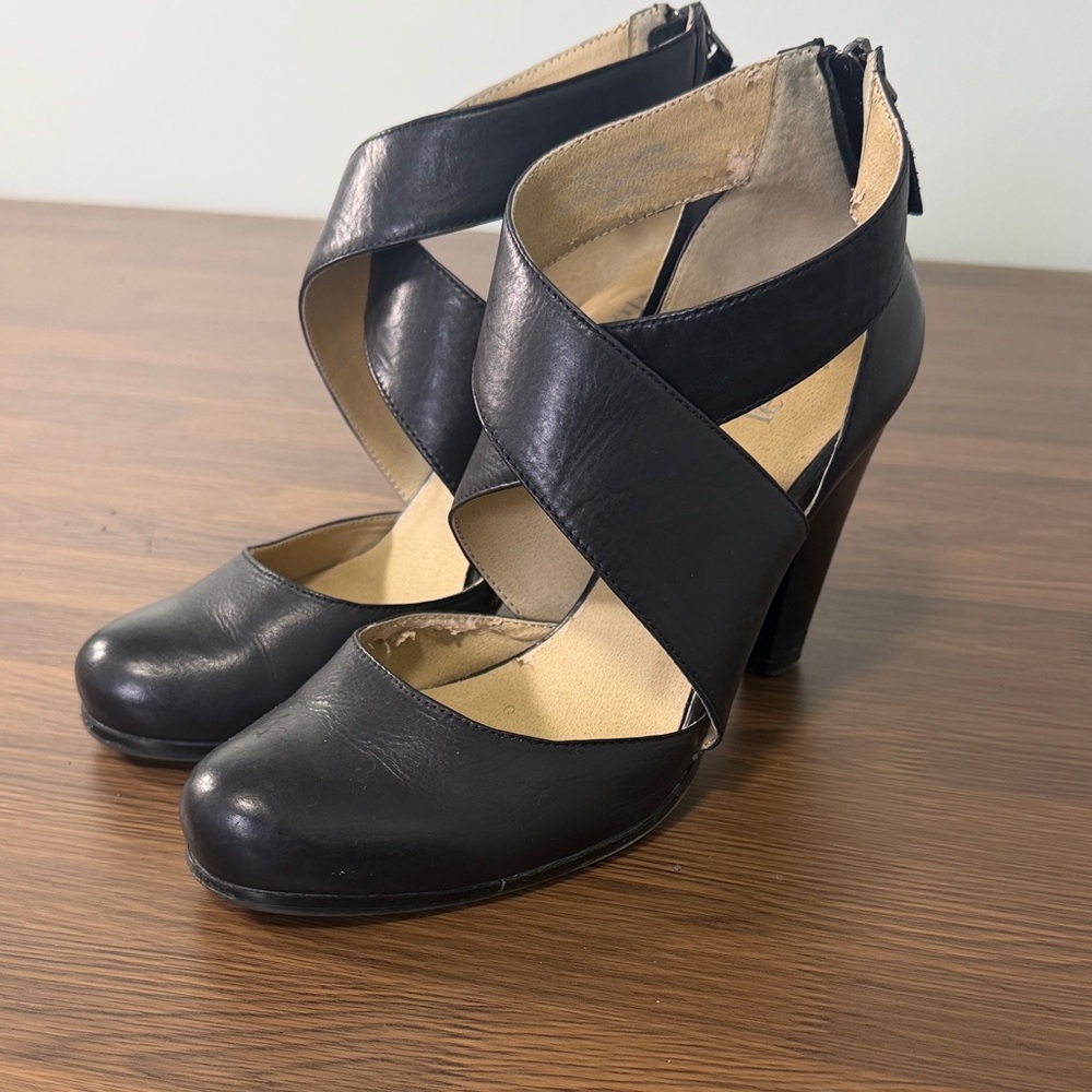 Levity Black Leather Women's‎ Heels with Crisscross Straps Sz 7